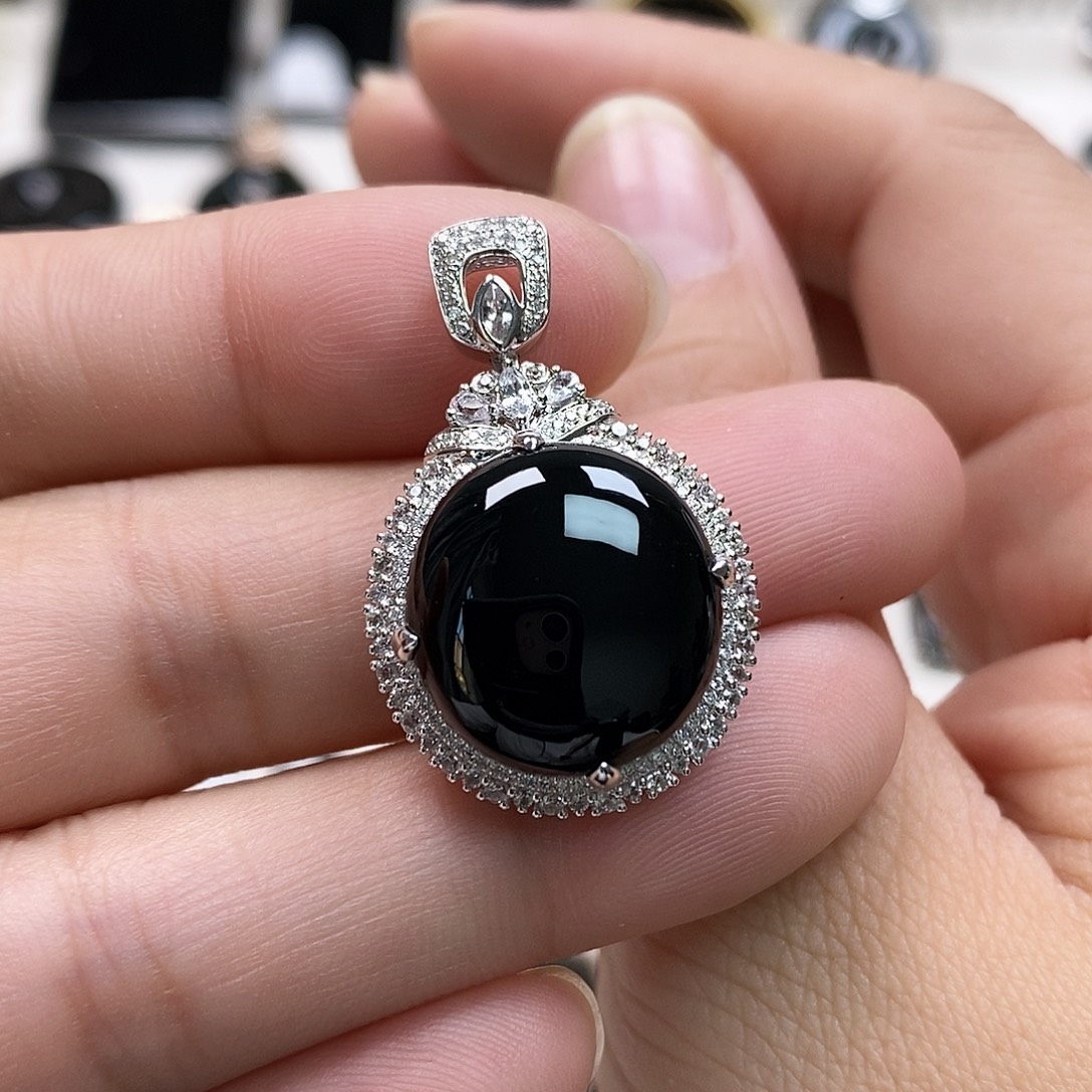 翡翠18K金镶嵌颈饰