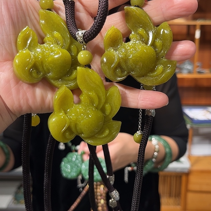 颈饰未镶嵌和田玉（糖玉）