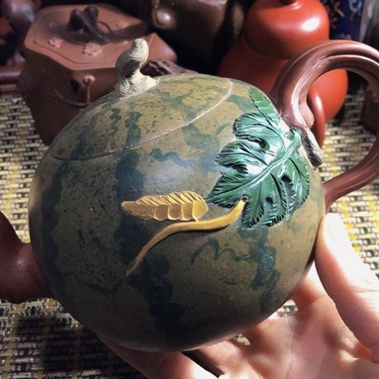 紫砂茶壶原矿泥料手工制作的紫砂壶。