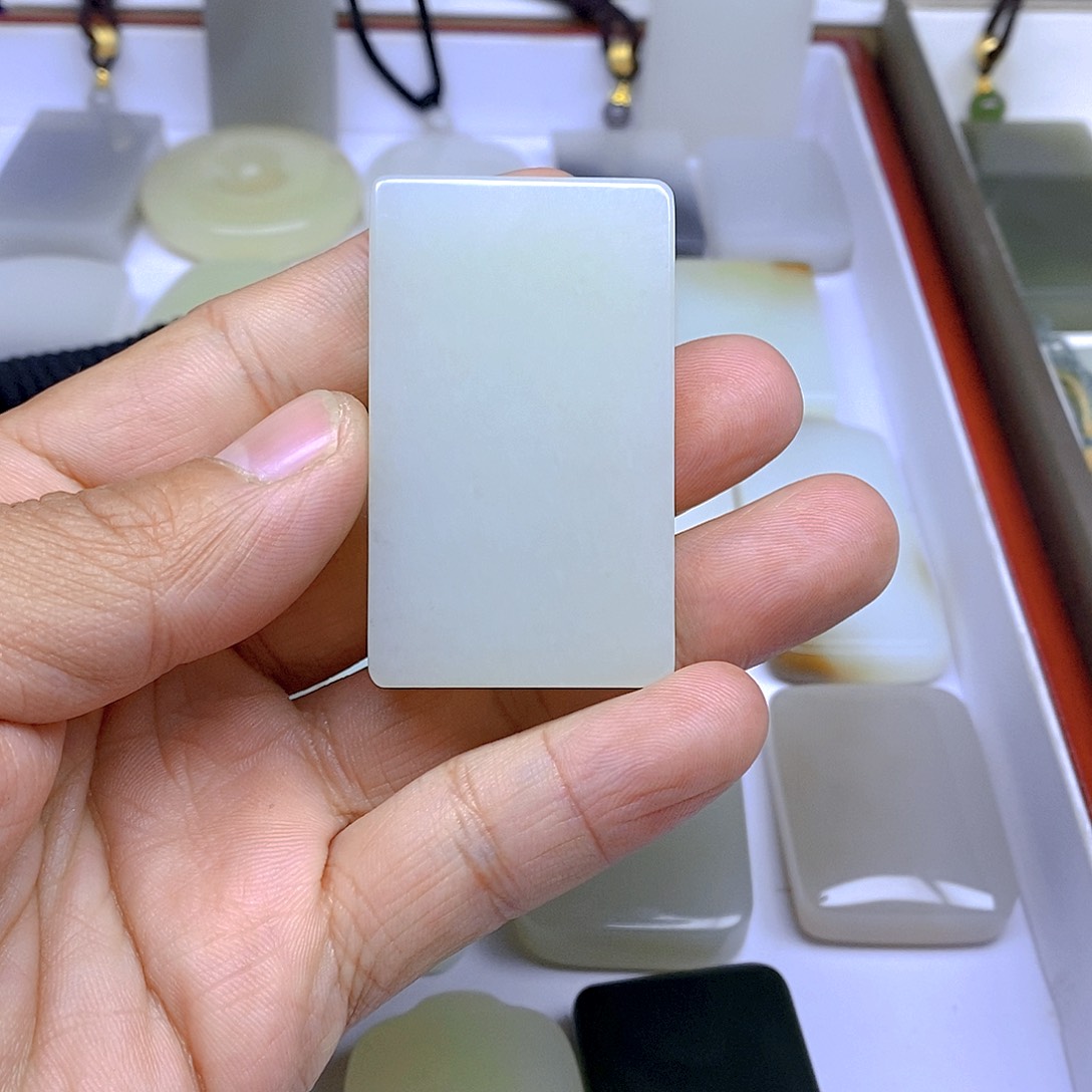 和田玉颈饰未镶嵌文*