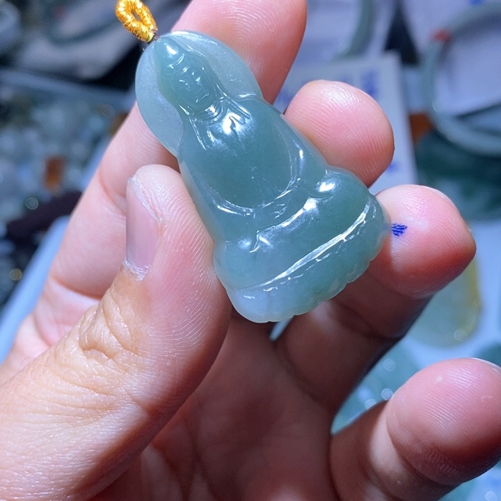 翡翠吊坠(赠链)未镶嵌好