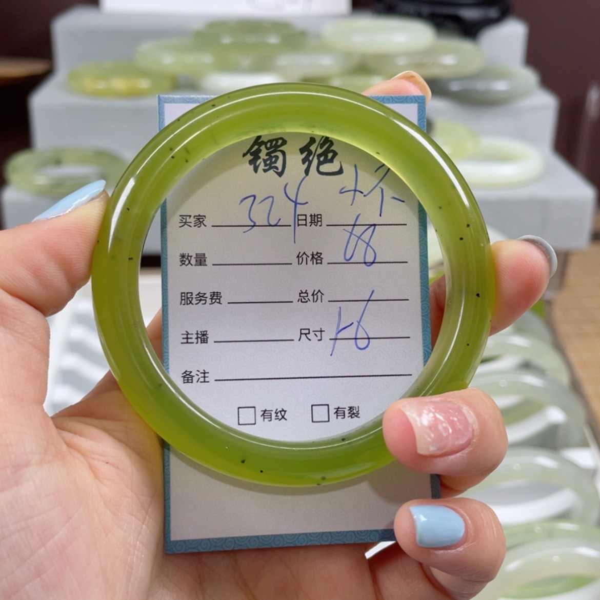 【闪购商品】蛇纹石玉手镯未镶嵌小***?