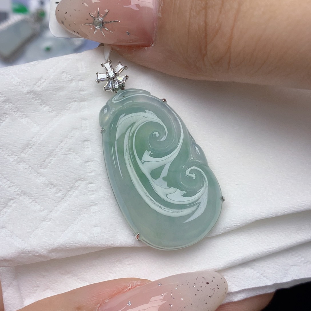 颈饰18K金镶嵌翡翠