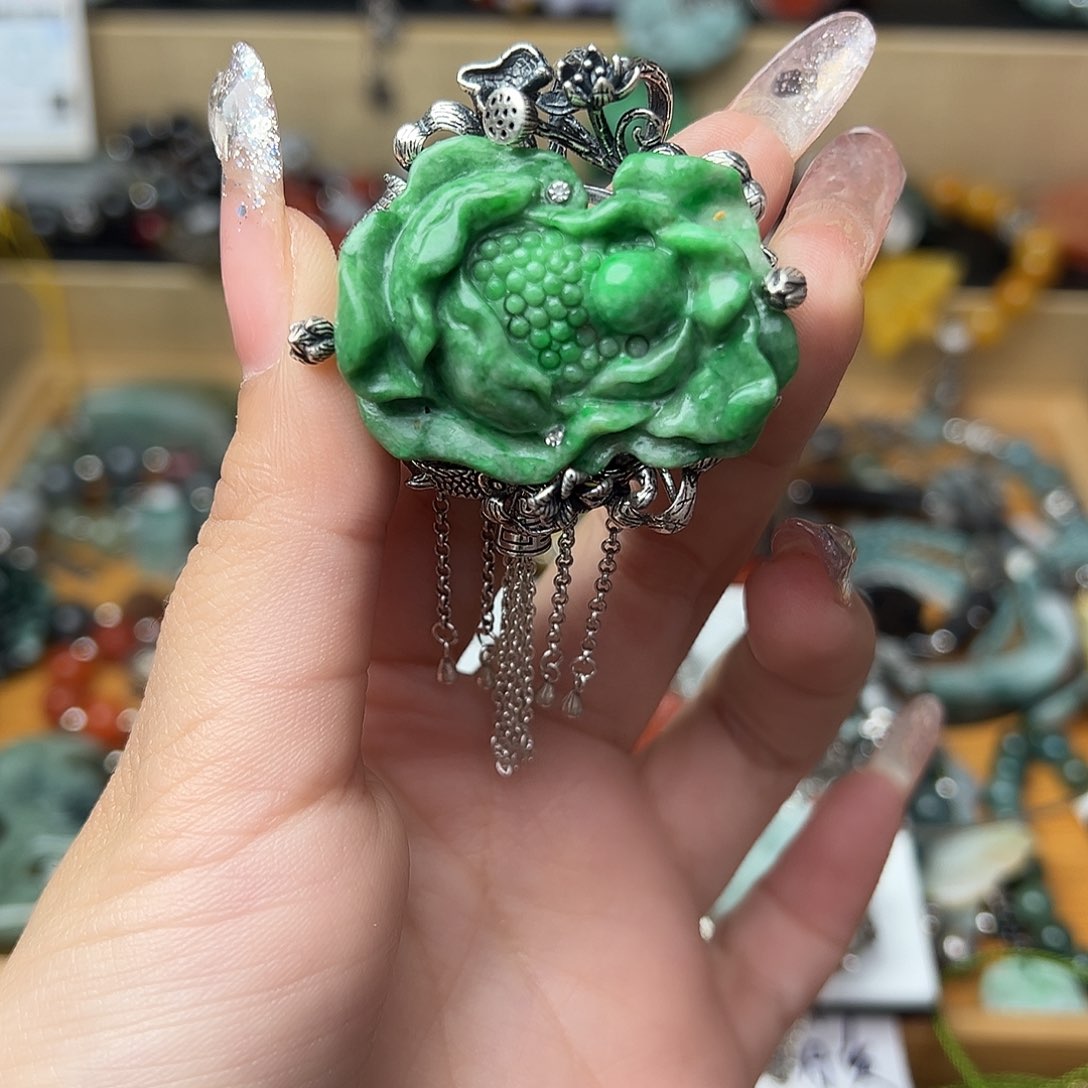 翡翠颈饰未镶嵌思*坤吊坠