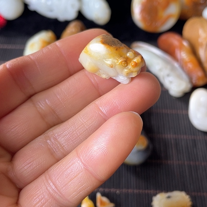 和田玉（糖玉）颈饰未镶嵌