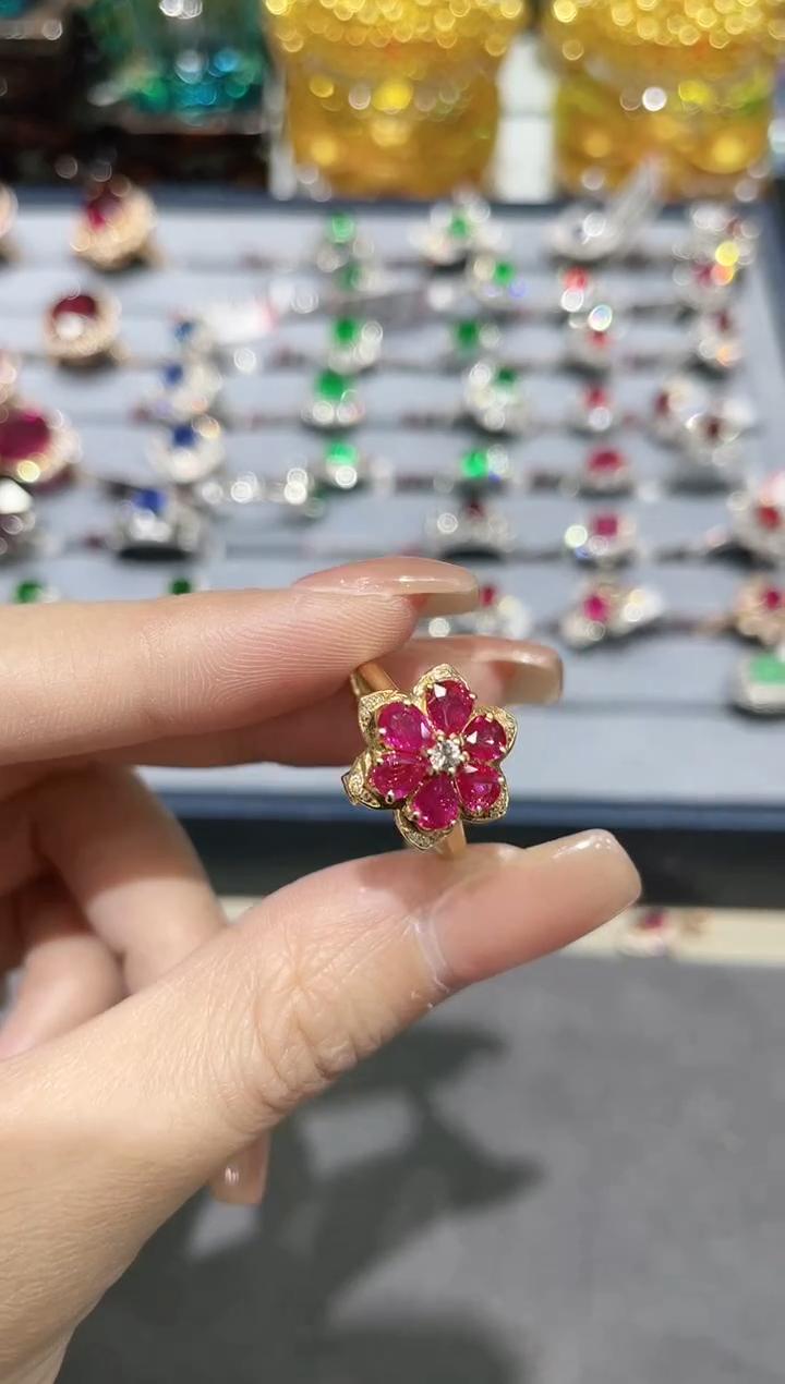18K金镶嵌天然无烧红宝石戒指花朵两用款