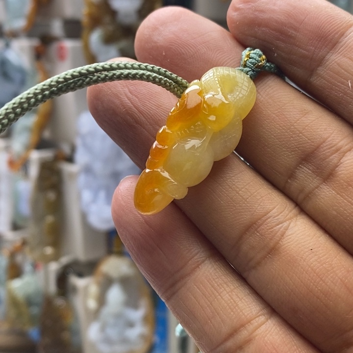 麦***屋翡翠未镶嵌颈饰蛇