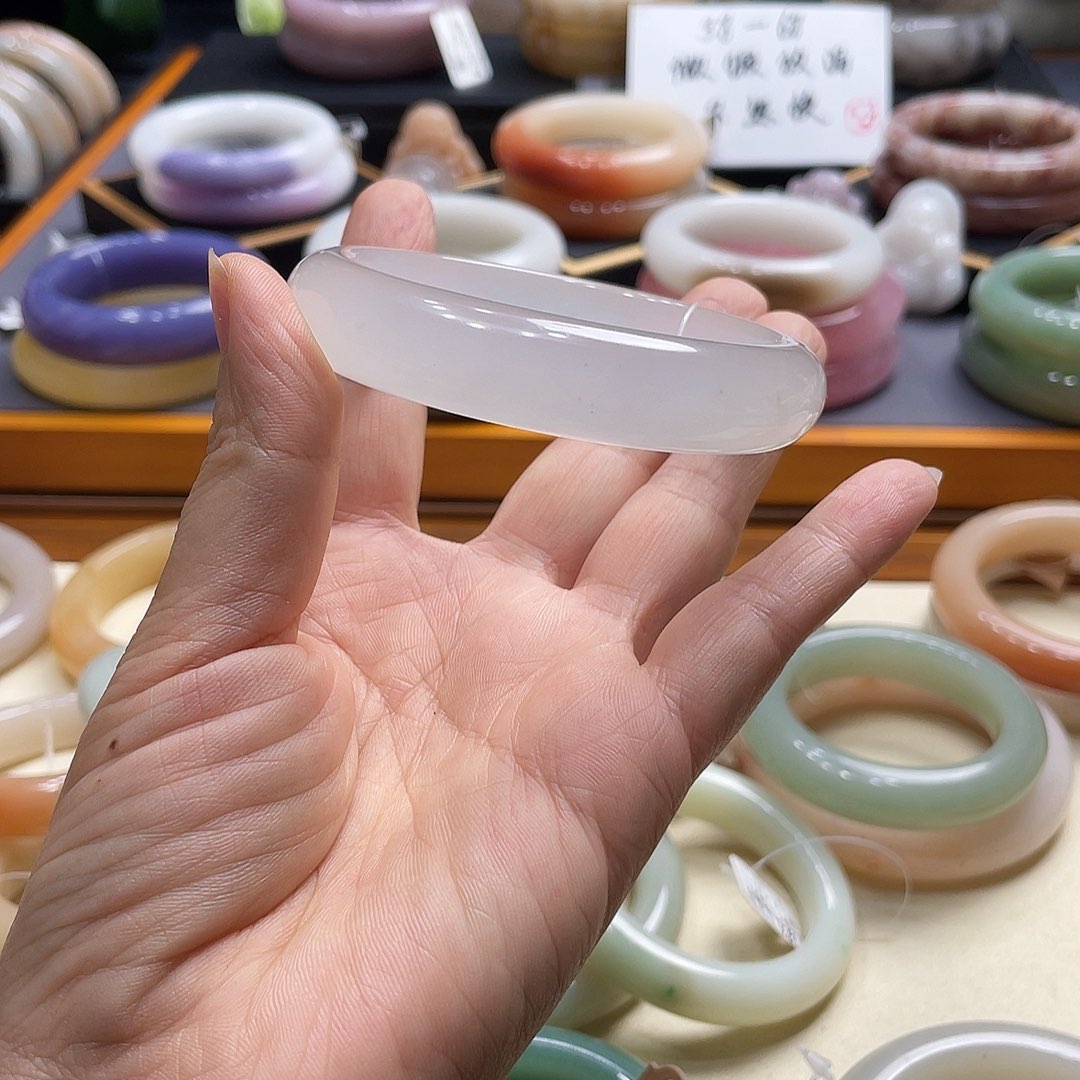 未镶嵌手镯石英岩玉爱***?