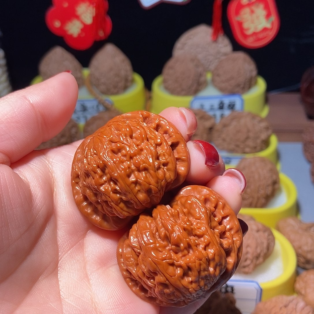 文玩核桃吊坠白狮子