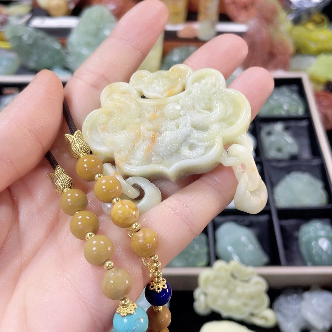 蛇纹石玉未镶嵌颈饰