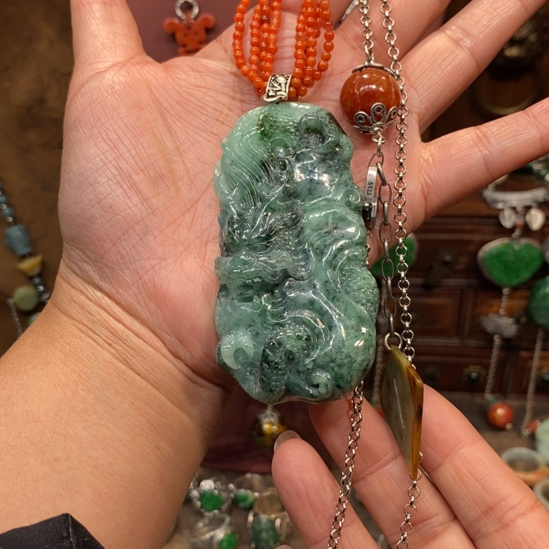翡翠吊坠(赠链)未镶嵌