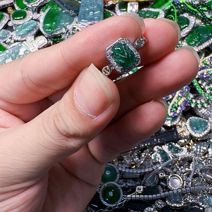 翡翠颈饰未镶嵌天然A货翡翠放漏