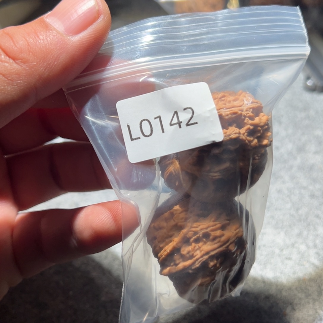 文玩核桃吊坠青****碎白狮子