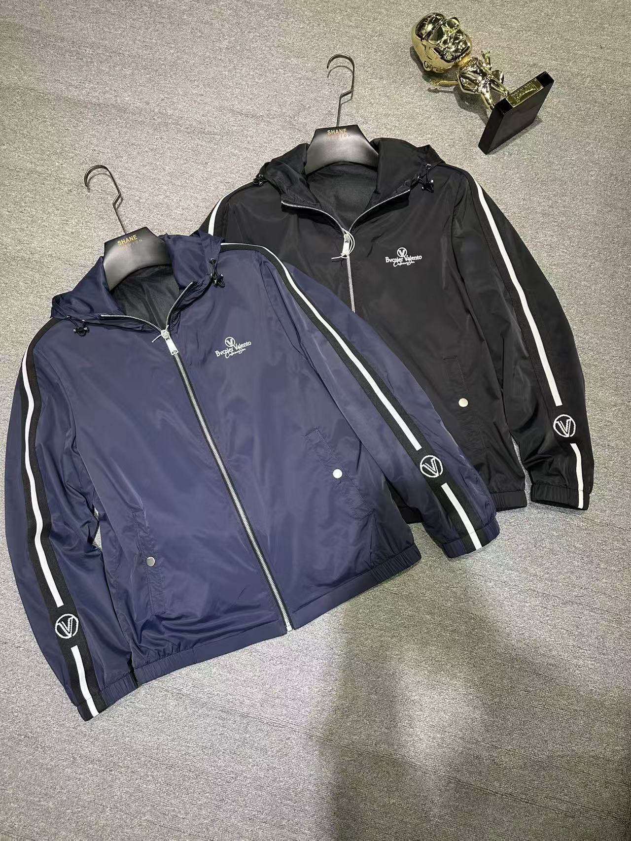 《沙恩》25春夏时尚简约男士连帽夹克外套经典配色适合多场合穿着