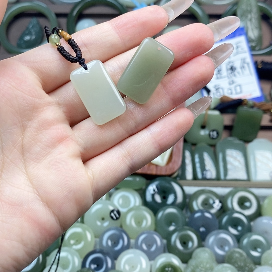 颈饰未镶嵌和田玉无事牌