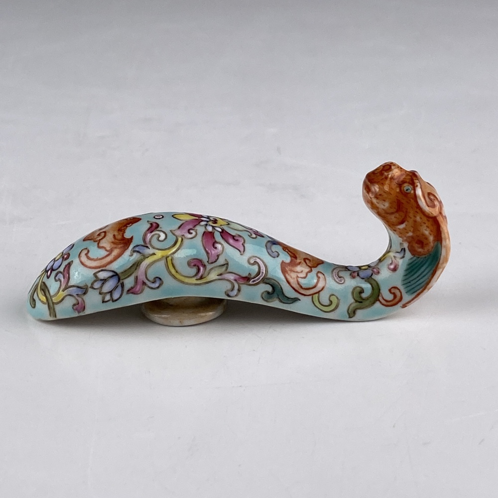 lot 11415 清中期 松石绿地粉彩缠枝莲纹带钩