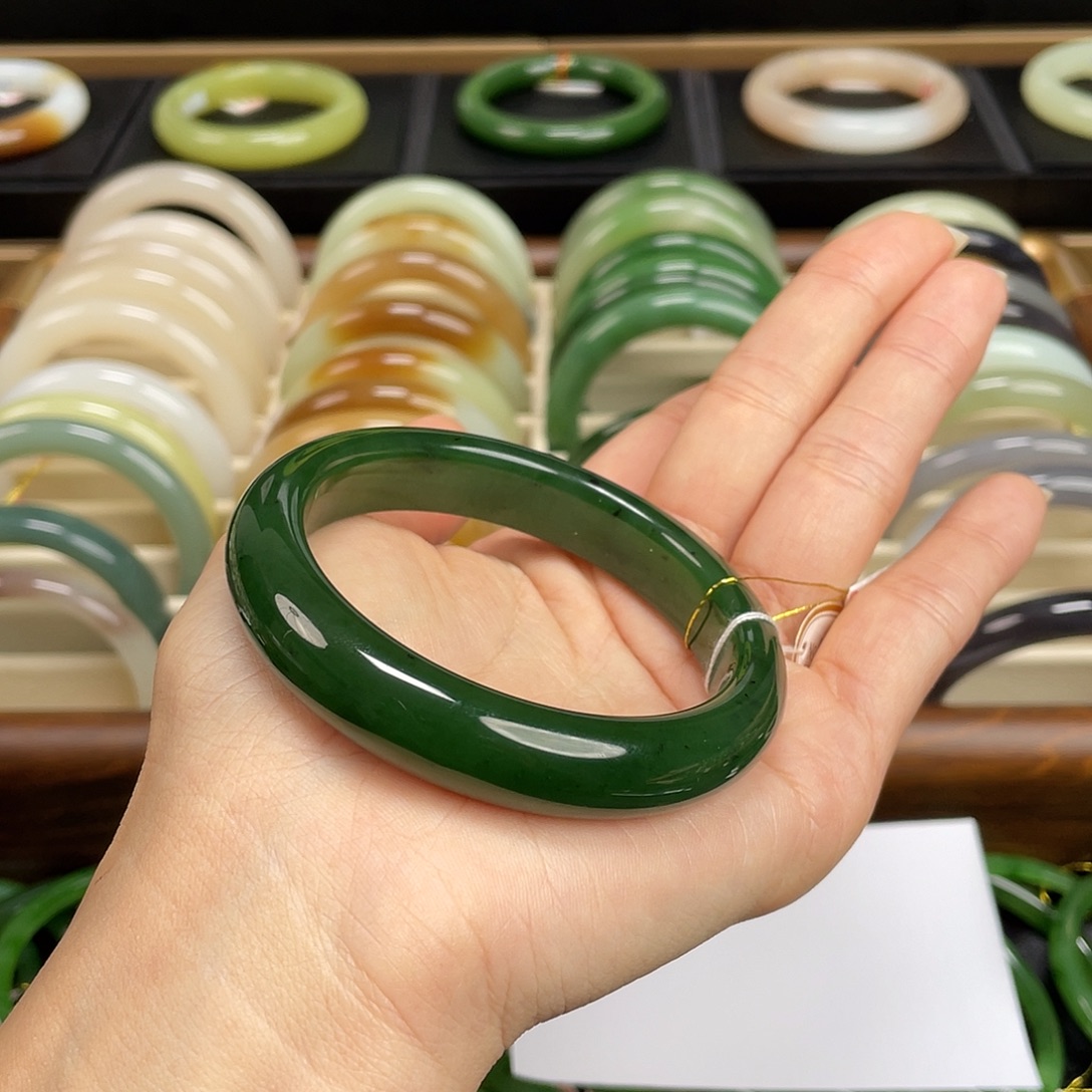 和田玉未镶嵌手镯-辣绿