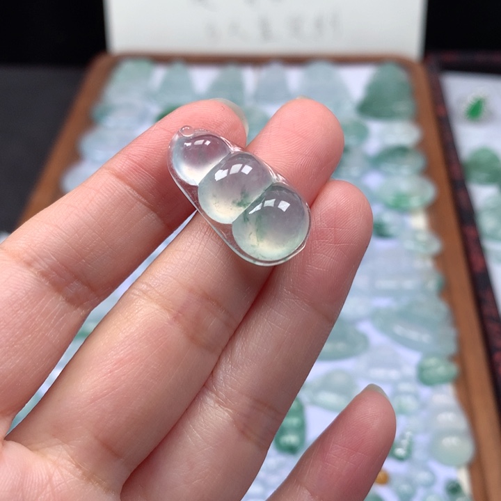 颈饰未镶嵌翡翠高冰飘花福豆