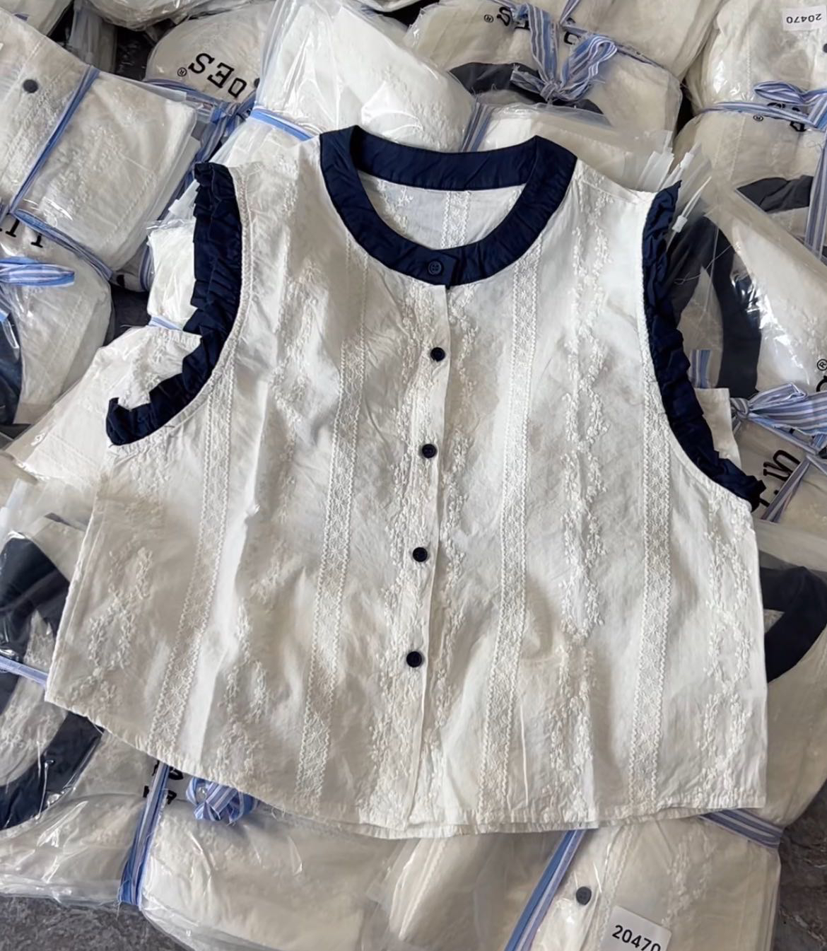 204769 韩系刺绣无袖衬衫