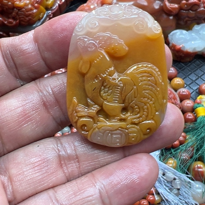 石英质玉（黄龙玉）颈饰未镶嵌在**飞