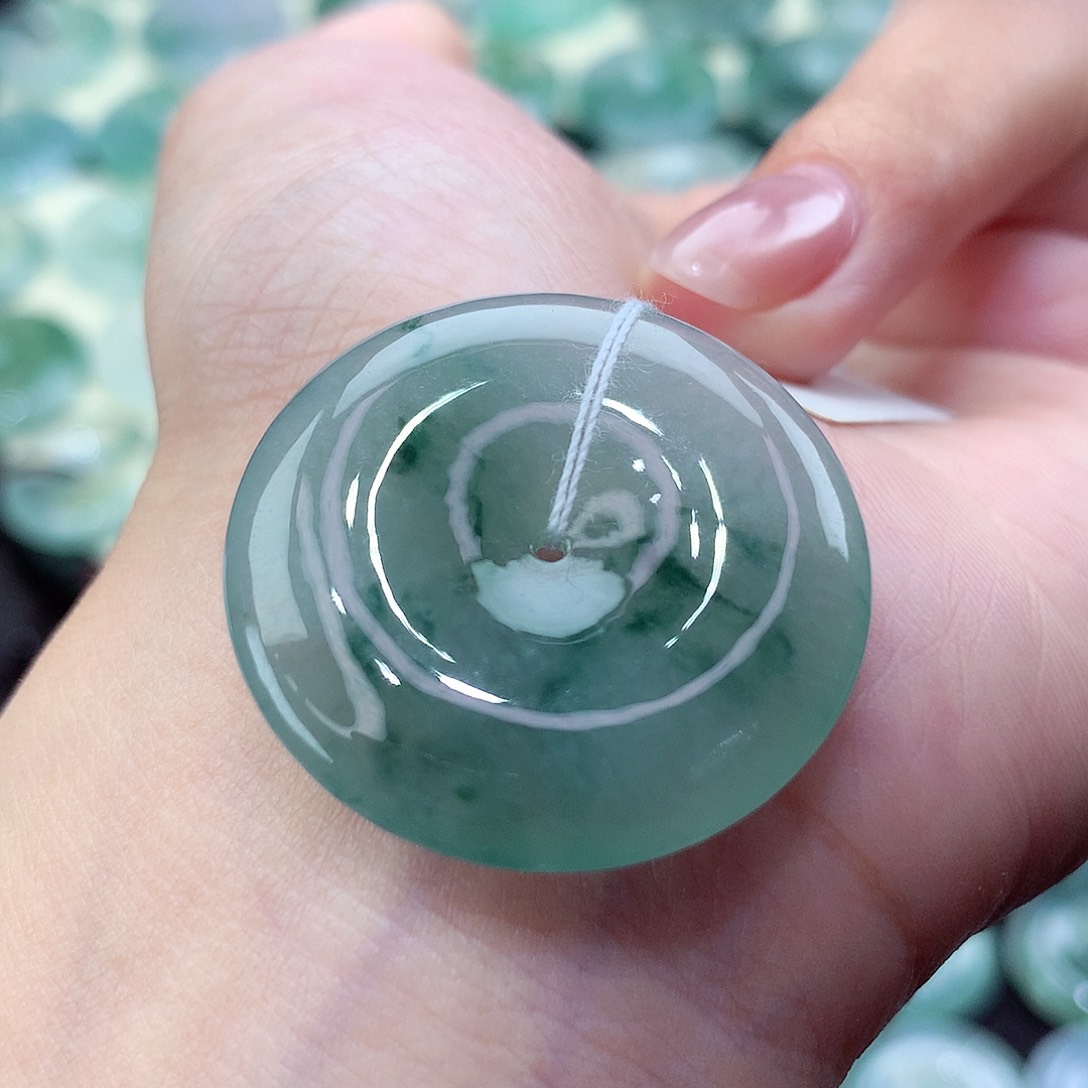 翡翠颈饰未镶嵌8号。尺寸30.8-5.5