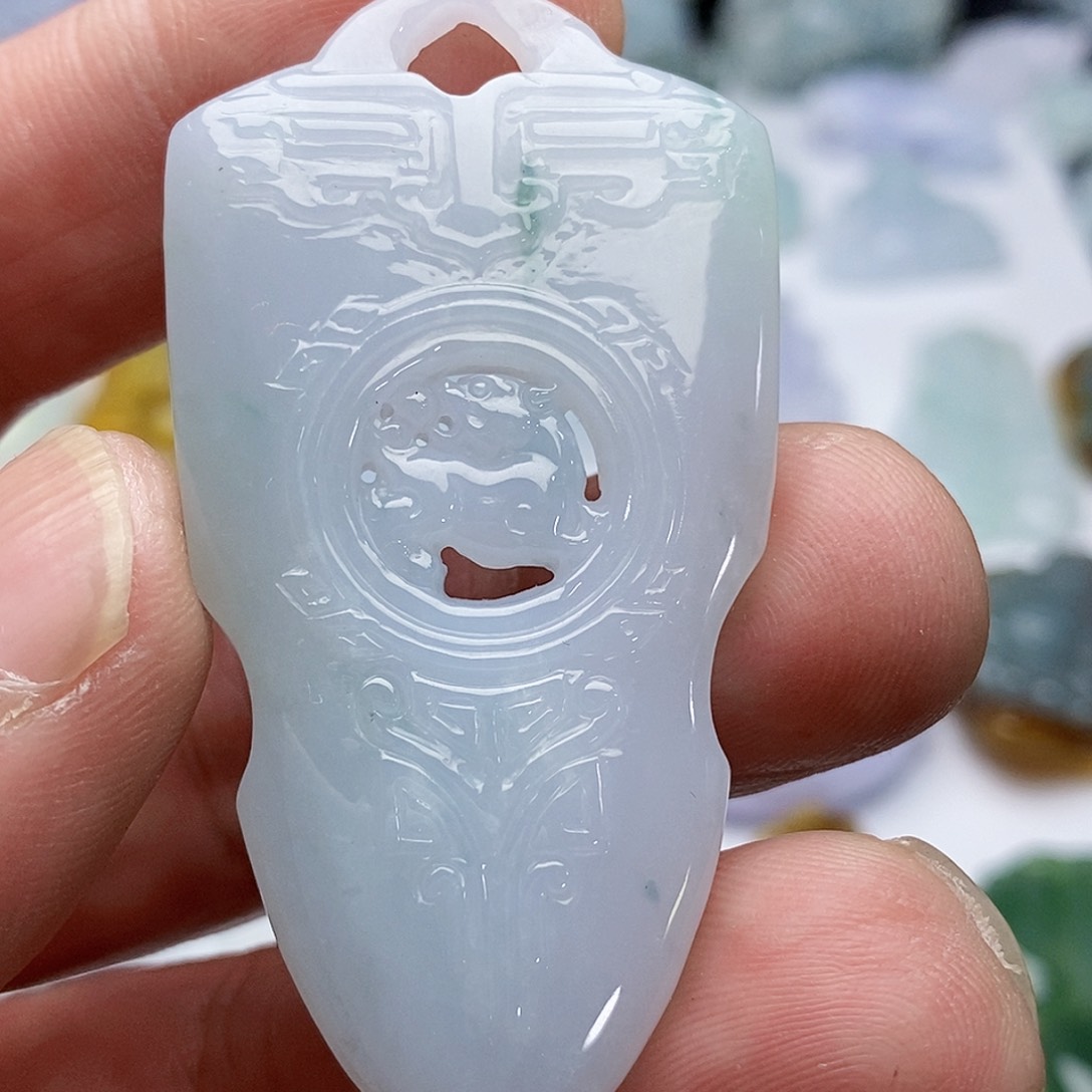 翡翠颈饰未镶嵌仿古牌