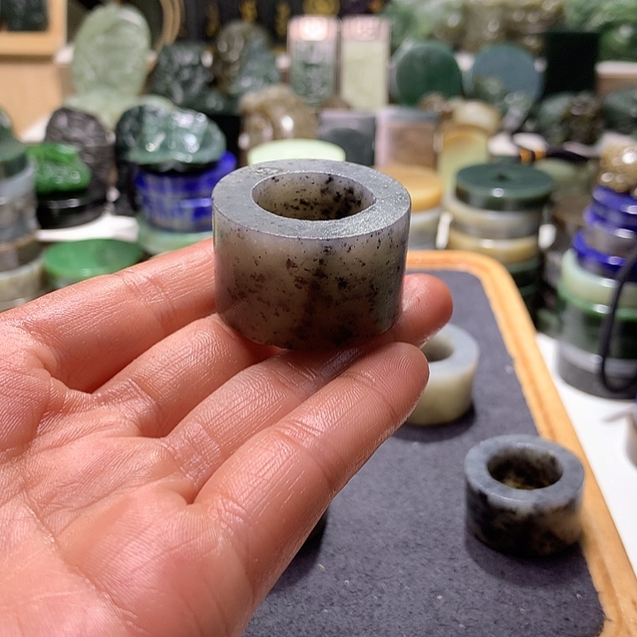 谁***沉和田玉未镶嵌珠宝半成品