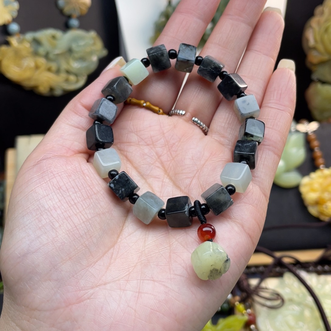 蛇纹石玉颈饰未镶嵌