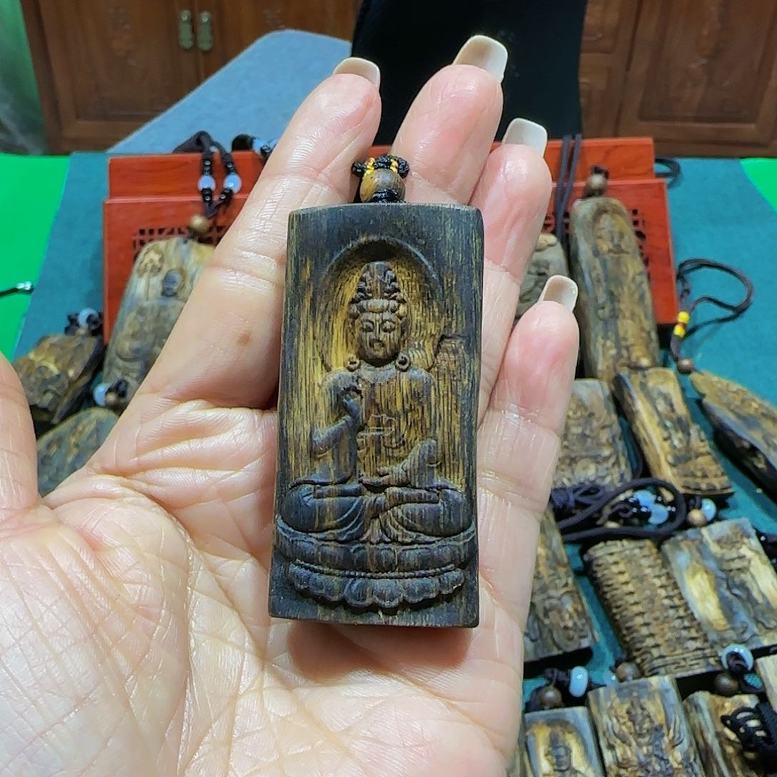 沉香吊坠海南白奇乌身老料雕刻观音带绳12克