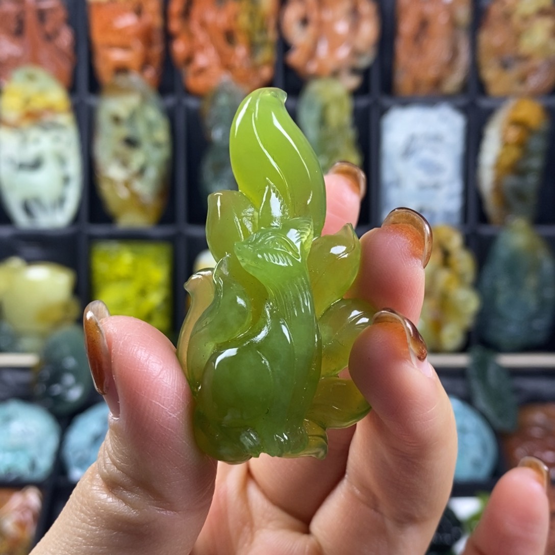 蛇纹石玉颈饰合金