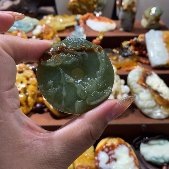 蛇纹石玉未镶嵌颈饰