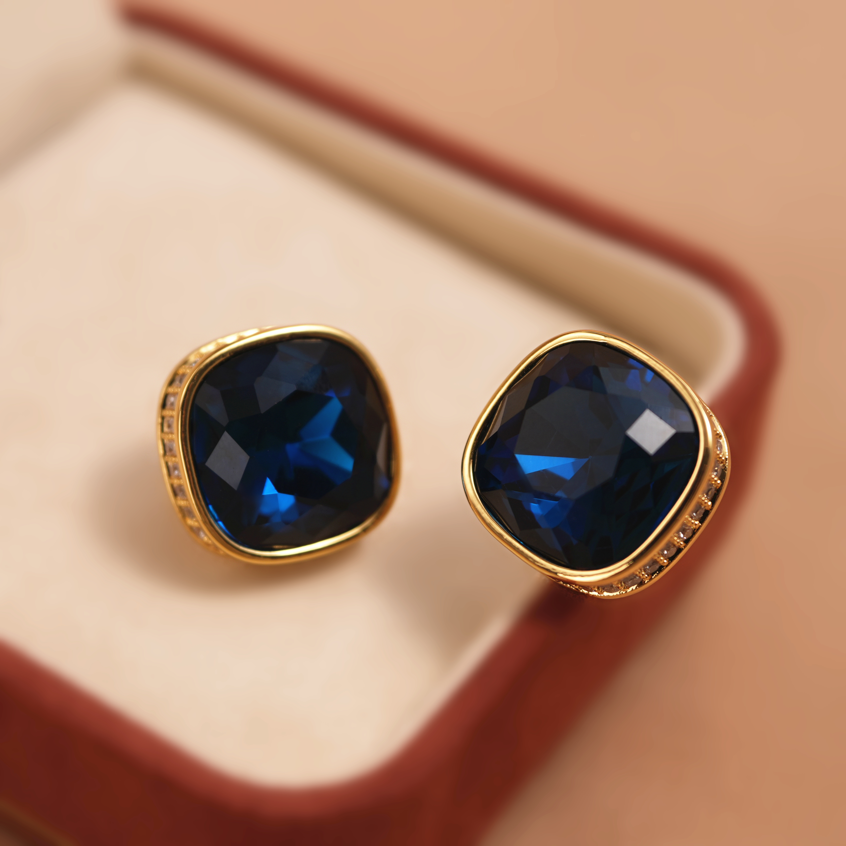 铜合金合成锆石耳饰 满钻耳钉女高级感精致时尚百搭小香风耳环ins