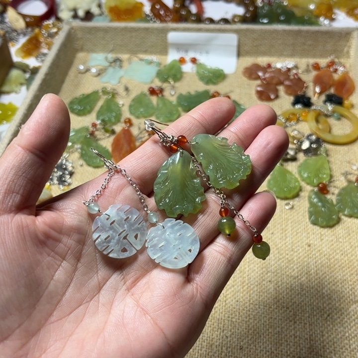 蛇纹石玉未镶嵌耳饰