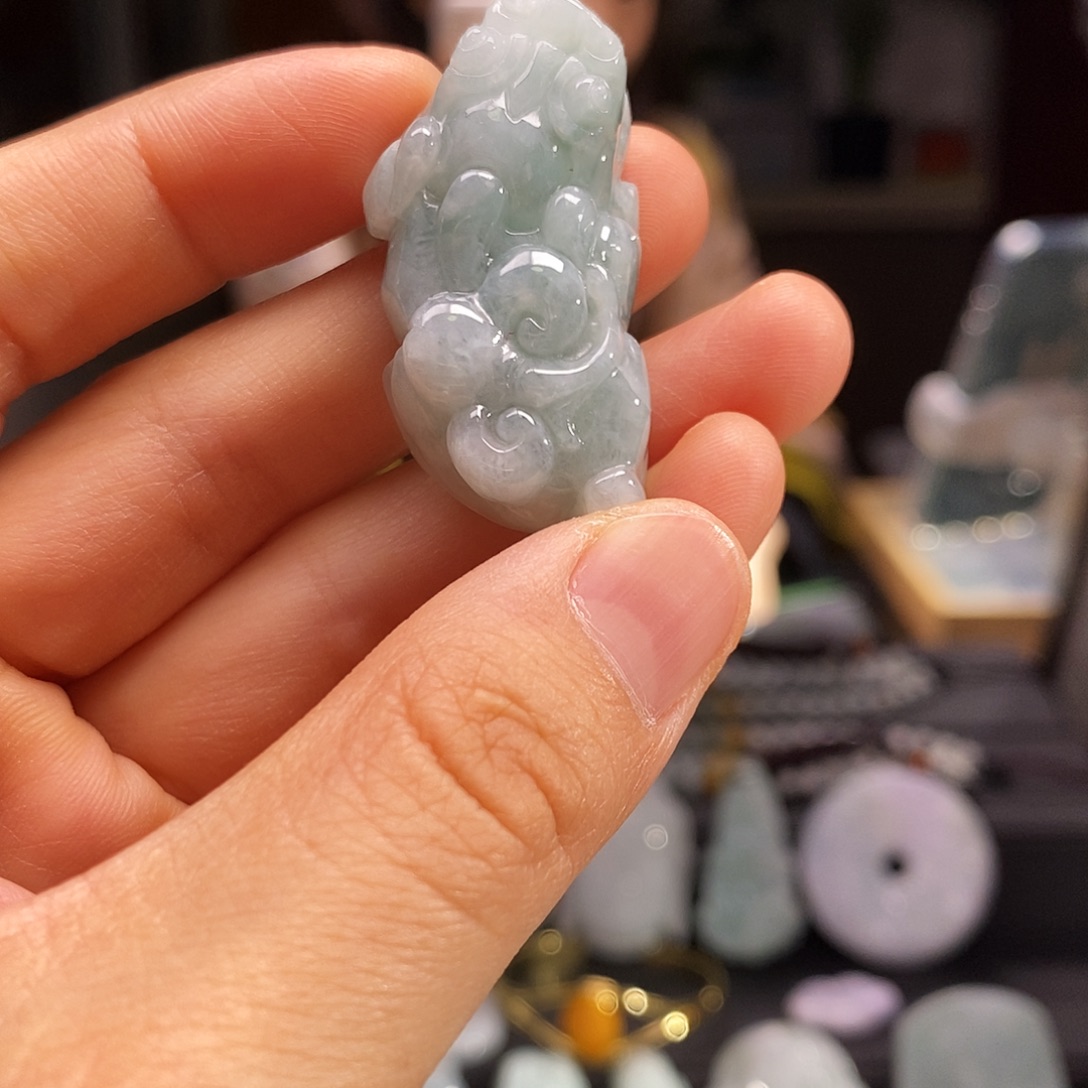 翡翠未镶嵌颈饰貔貅