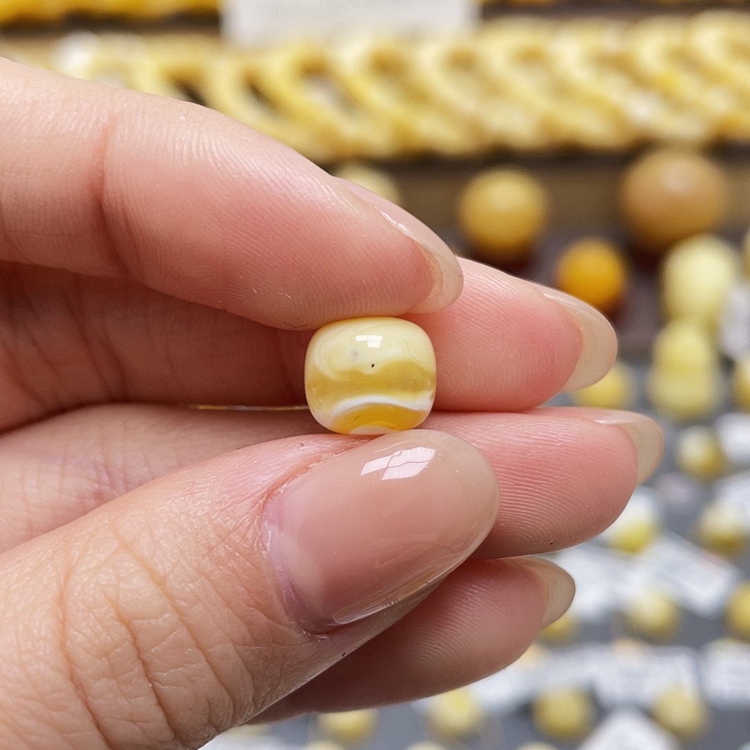 琥珀裸石未镶嵌蜜蜡老型9.4*8.4mm微瑕