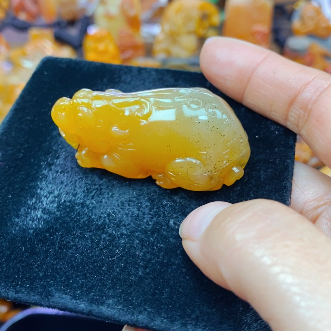 未镶嵌石英质玉（黄龙玉）颈饰