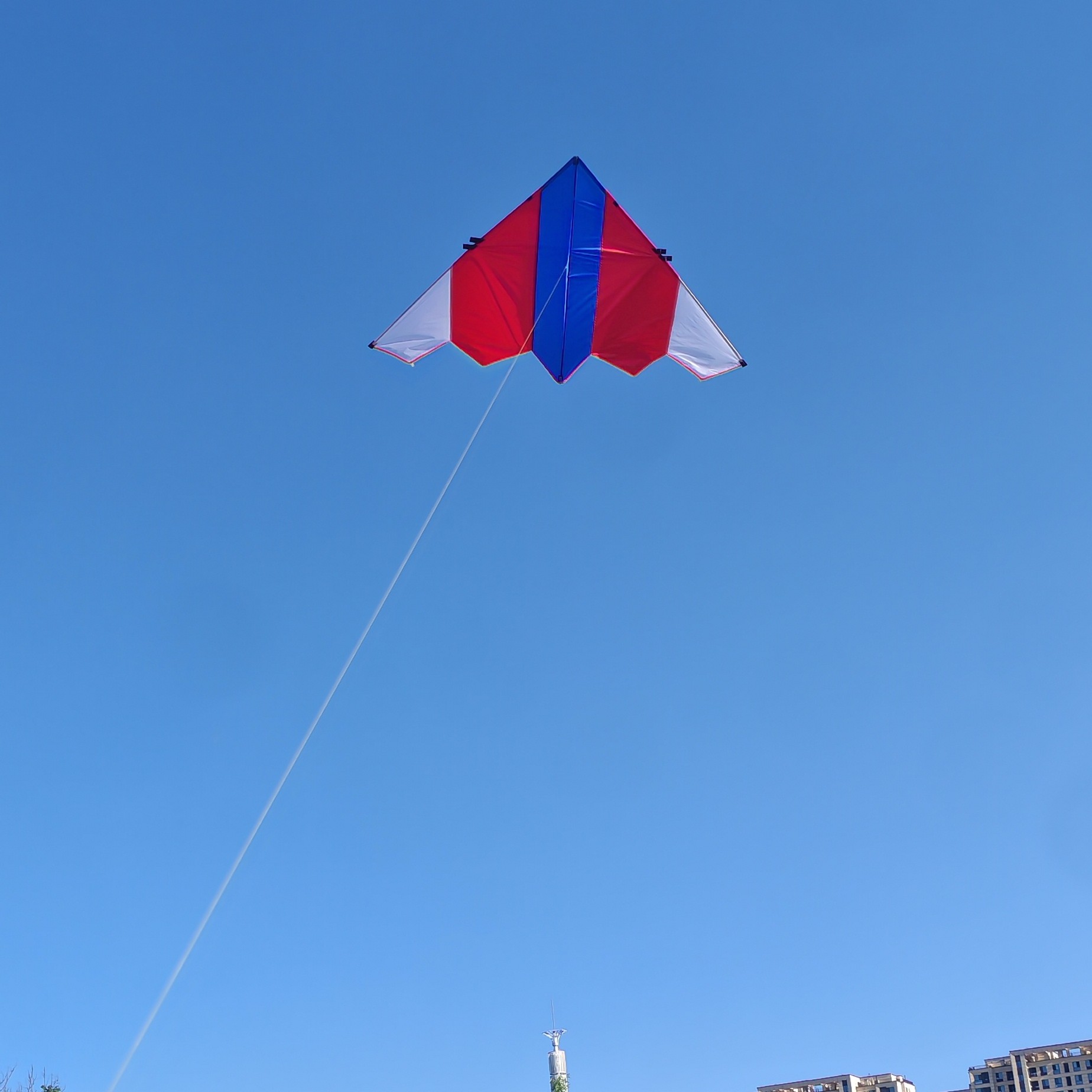 云霸红白蓝大型成人三角微风易飞长尾立体风筝大风车新款造型新奇