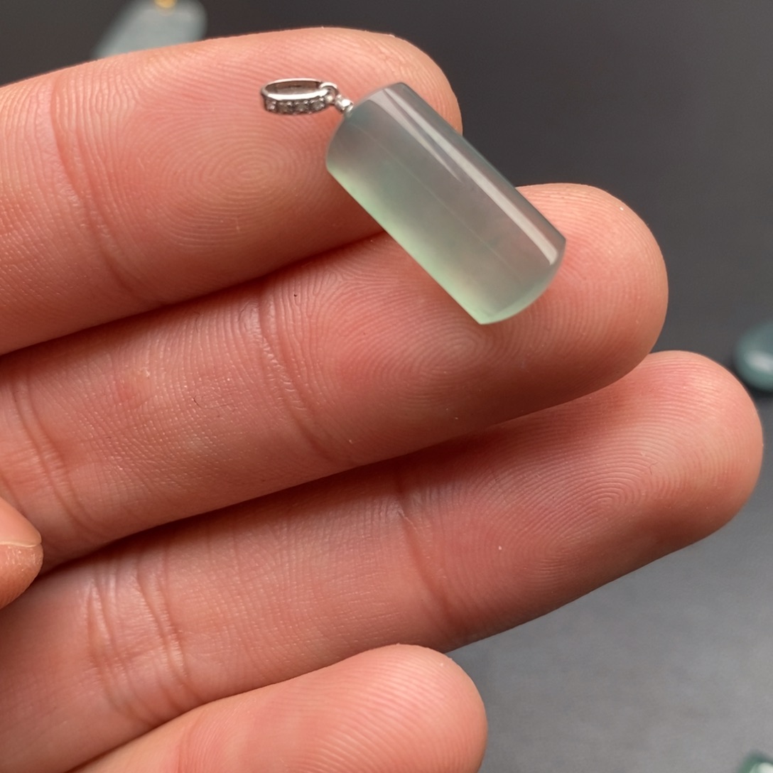 颈饰18K金镶嵌翡翠