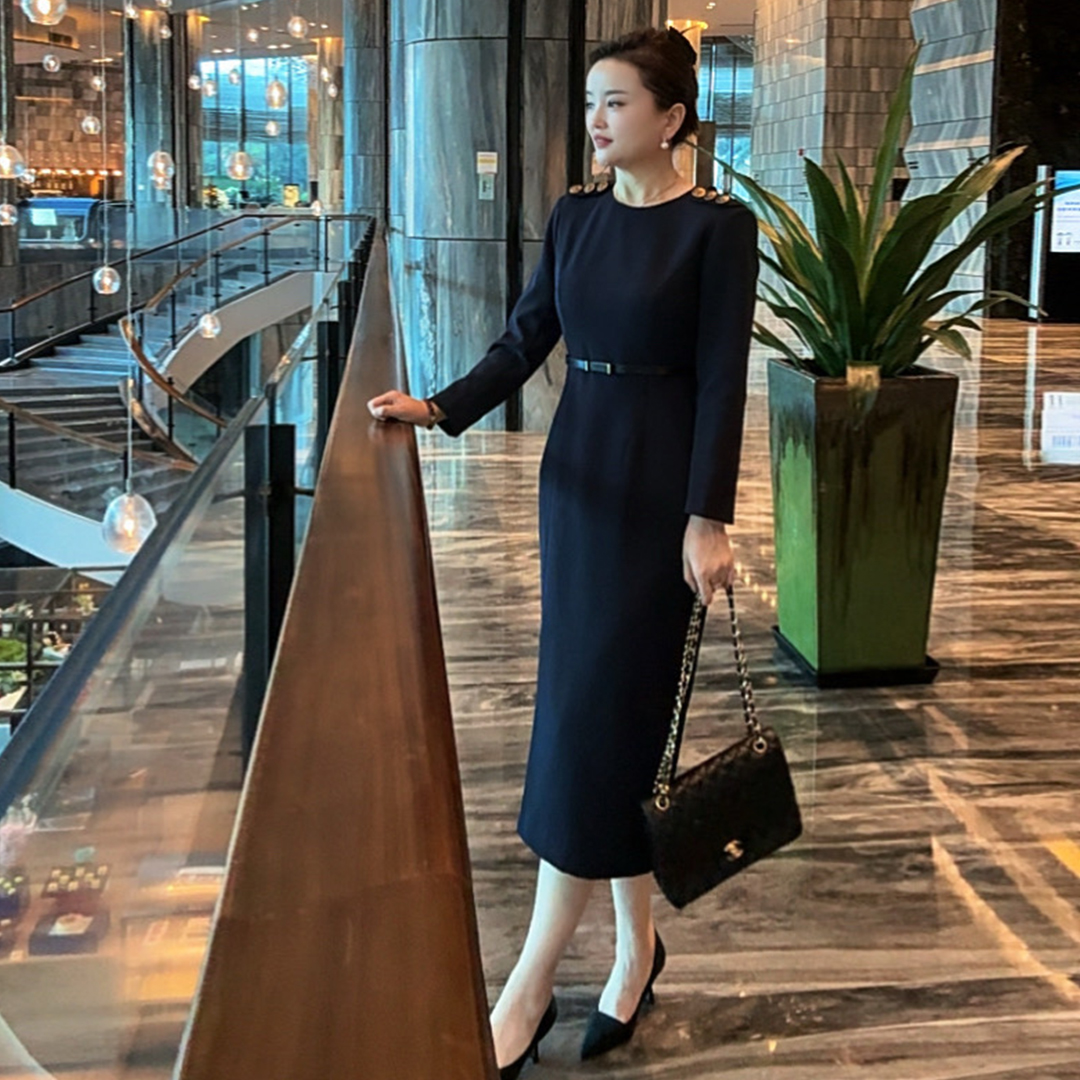 唯伊公馆秋冬新款简约通勤风圆领肩部纽扣收腰侧开叉连衣裙98743