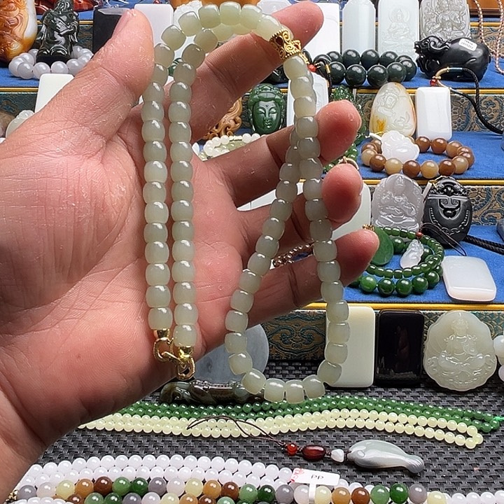 杨***烤和田玉未镶嵌颈饰