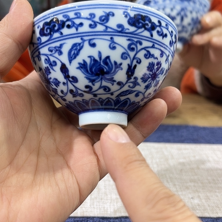 瓷杯子青花缠枝鸡心杯
