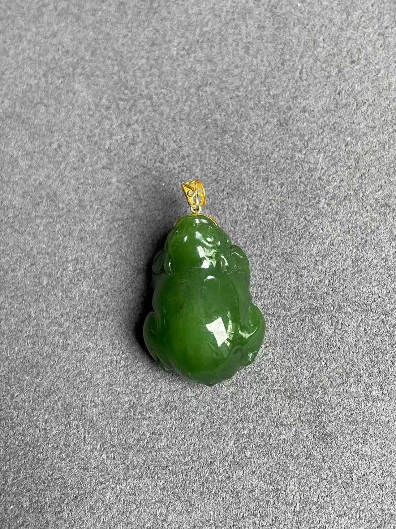 18K金镶嵌天然和田玉碧玉貔貅吊坠