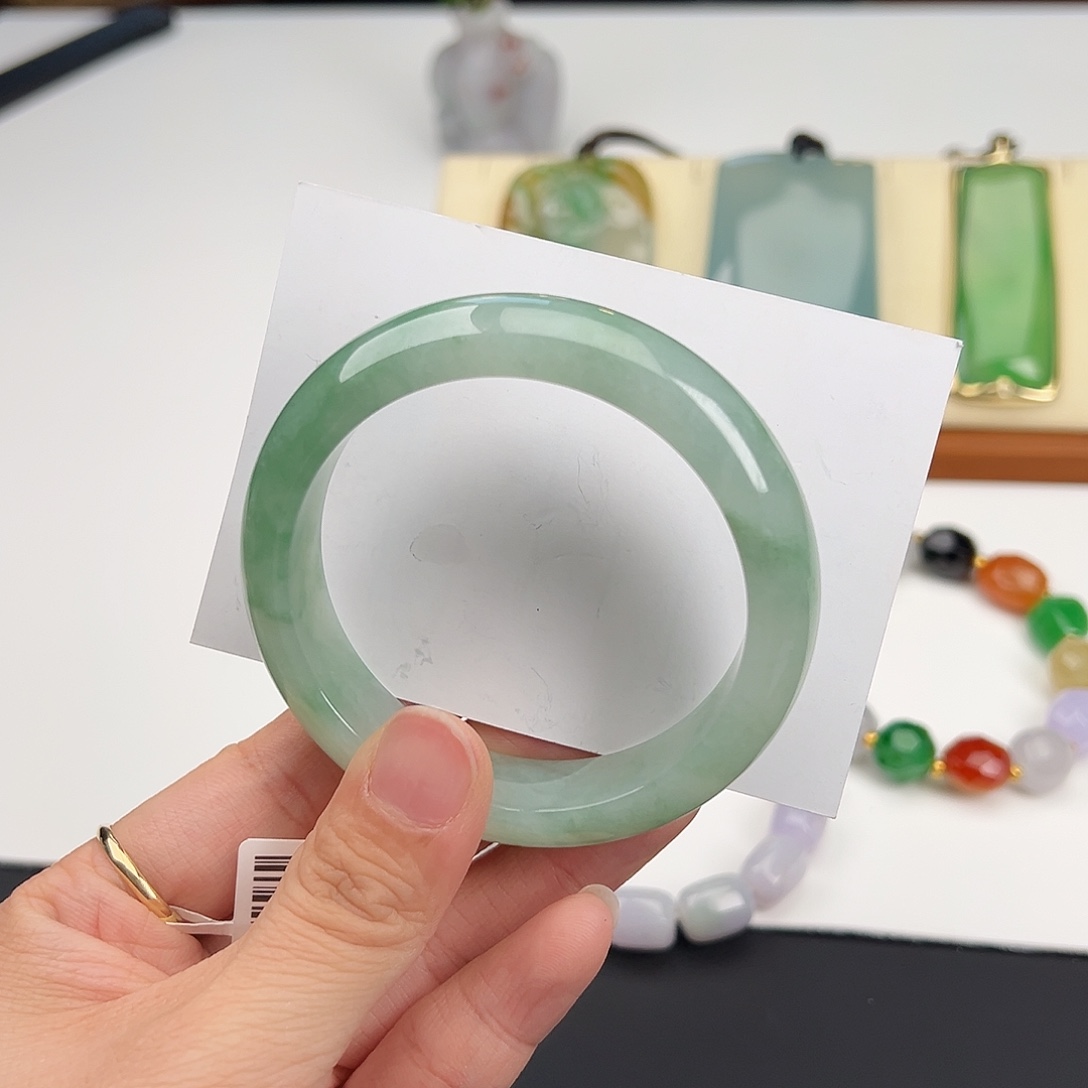 翡翠未镶嵌手镯淡绿色