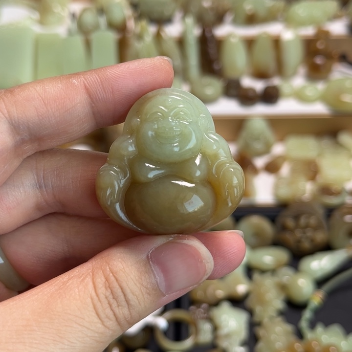 和田玉未镶嵌颈饰随**飞