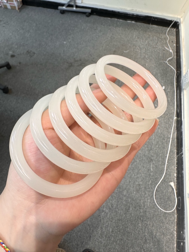 精美百搭暖白美人条手镯多样性发一