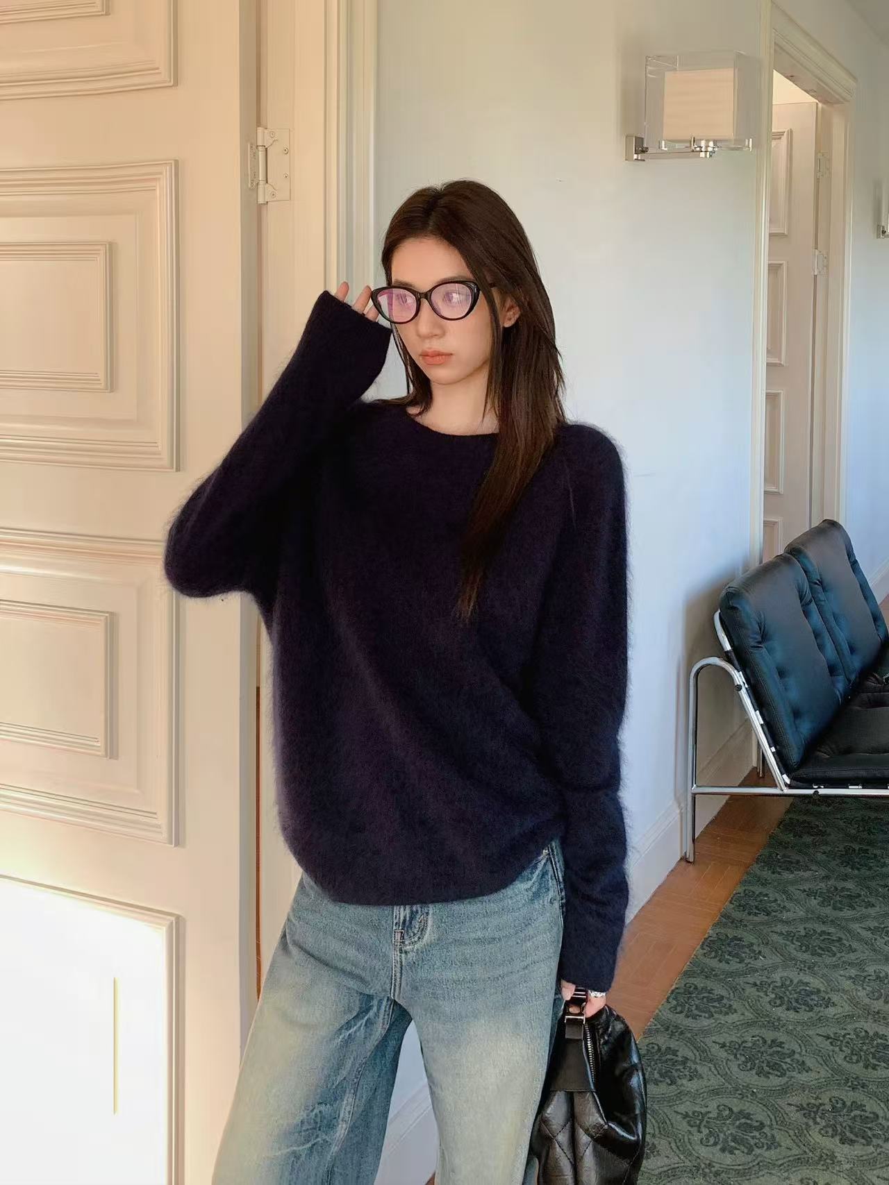 1233-1【九炫女装时尚】冬季新款高级气质感圆领纯色拉绒工艺上衣