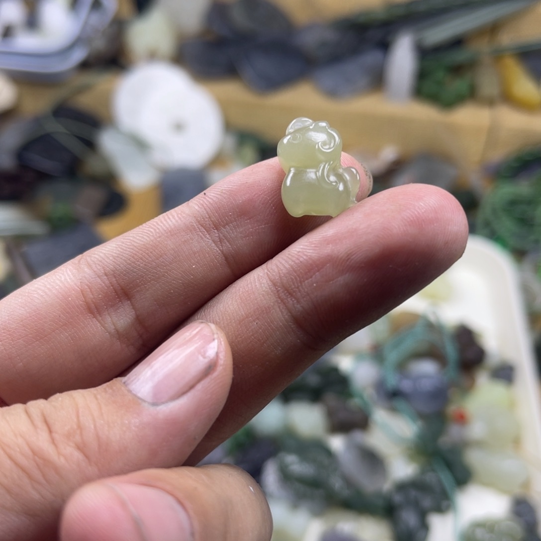 未镶嵌查罗石颈饰