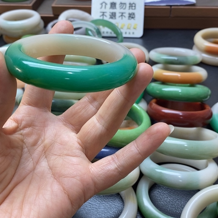 石英质玉手镯未镶嵌槿*