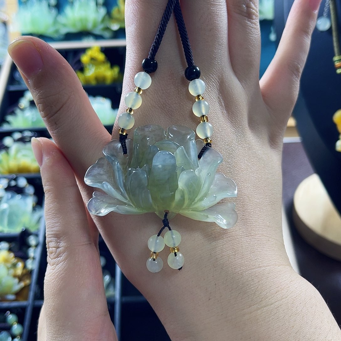 蛇纹石玉颈饰合金