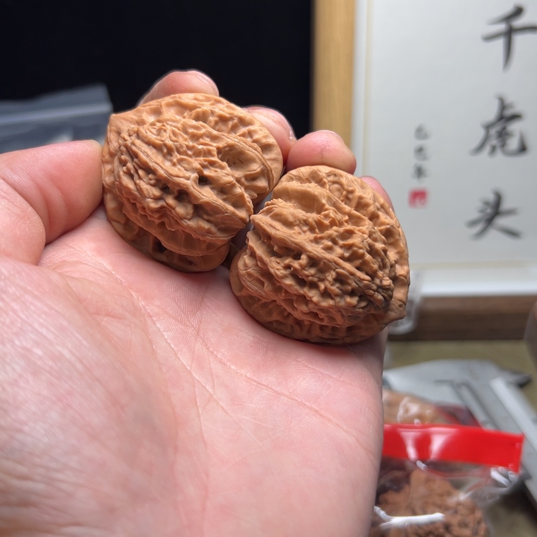 ****1文玩核桃吊坠虎头